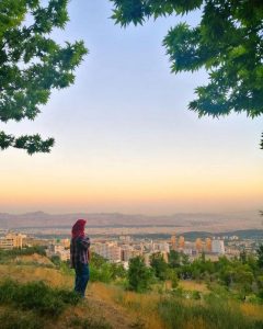 زنی برای در خانه نَنشستن