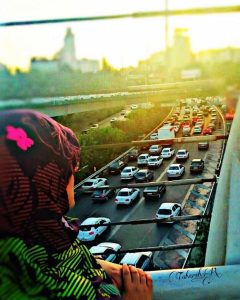 زنی برای در خانه نَنشستن